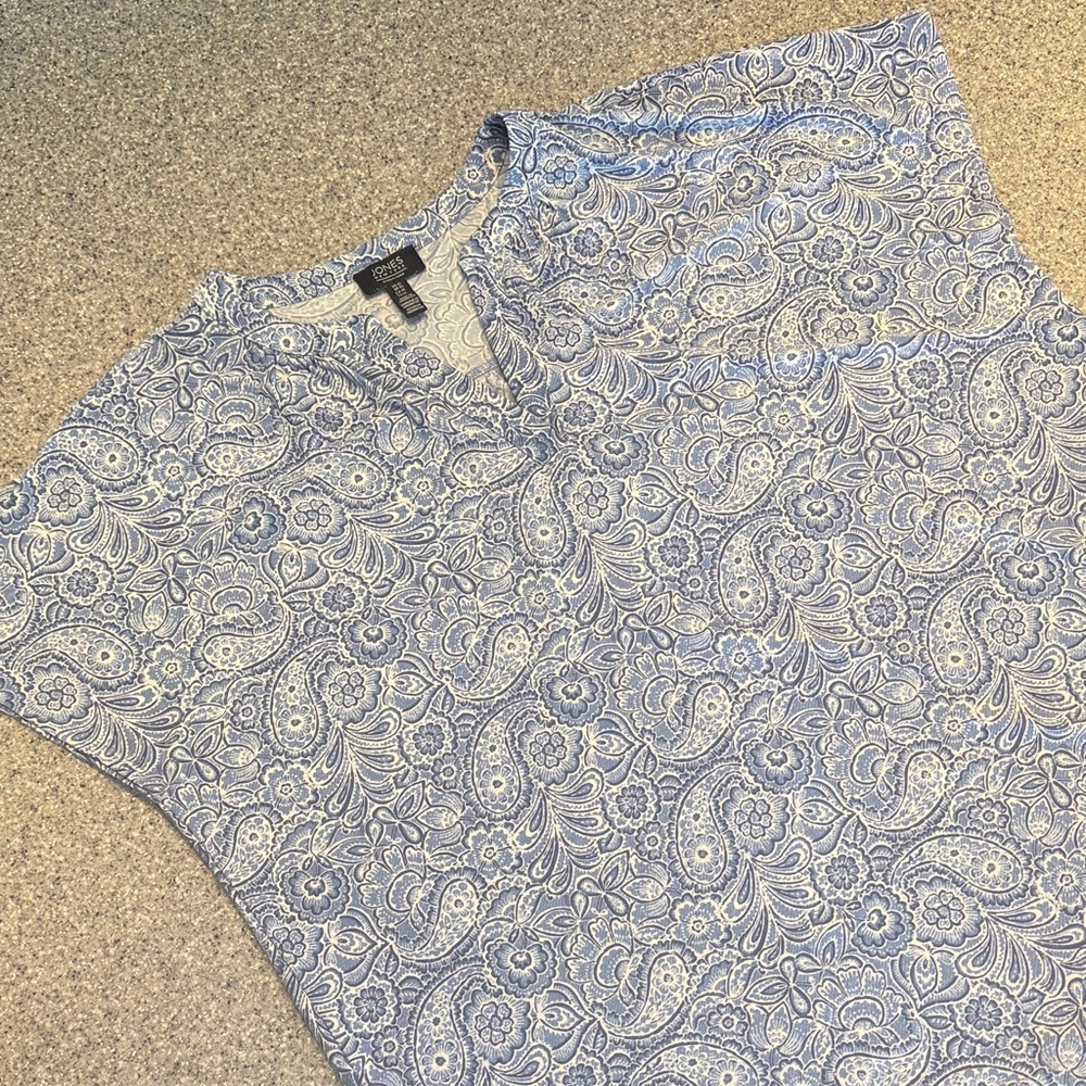 Jones New York Light Blue and White Paisley V-Neck Top